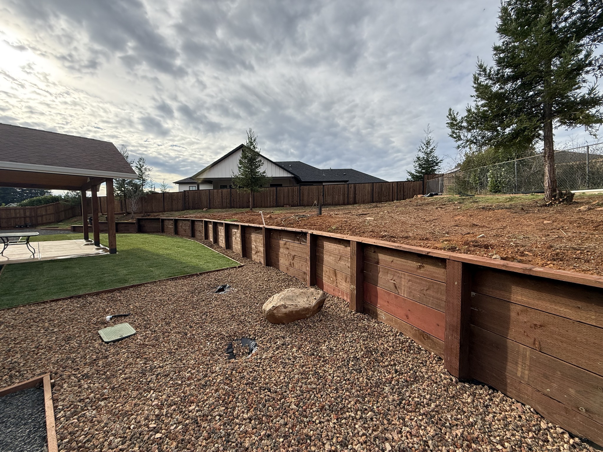 Diamond Landscaping retaining wall, rock, and turf project in Paradise California